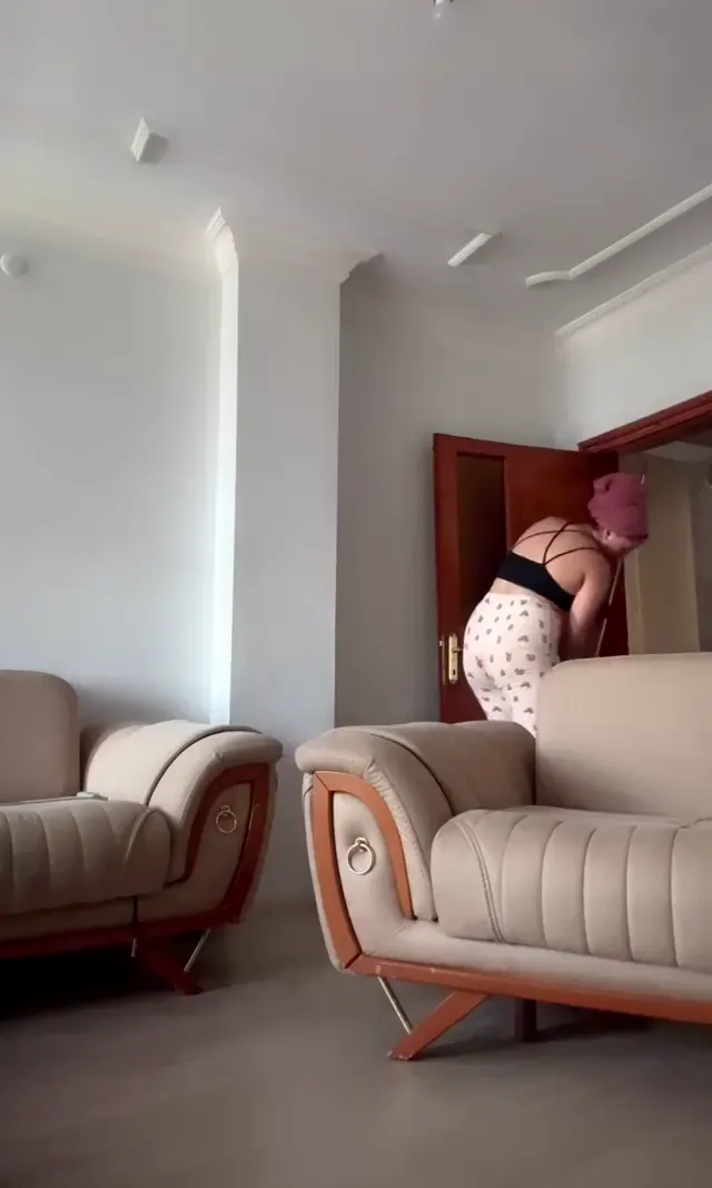 Türbanlı Yağmur — Türbanlı Yağmur ifşa Pijamalı ev temizliği videosu çekti · sahne 2