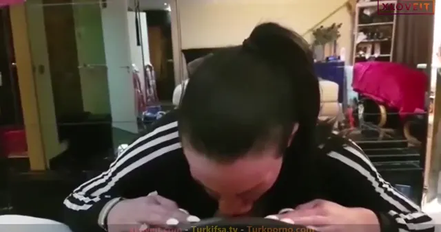 Yaşlı Sakso Aleyna Nicole yaşının verdiği tecrübeyle yaladı — Aleyna Nicole — Mobil Porno · sahne 3