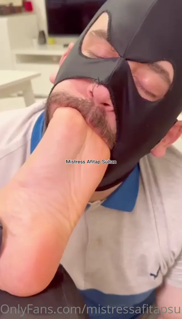 Mistress Afitap ifşa Kölesine çoraplarını koklatıp tabanlarını yalattı — Mistress Afitap Sultan — Türk ifşa · sahne 3