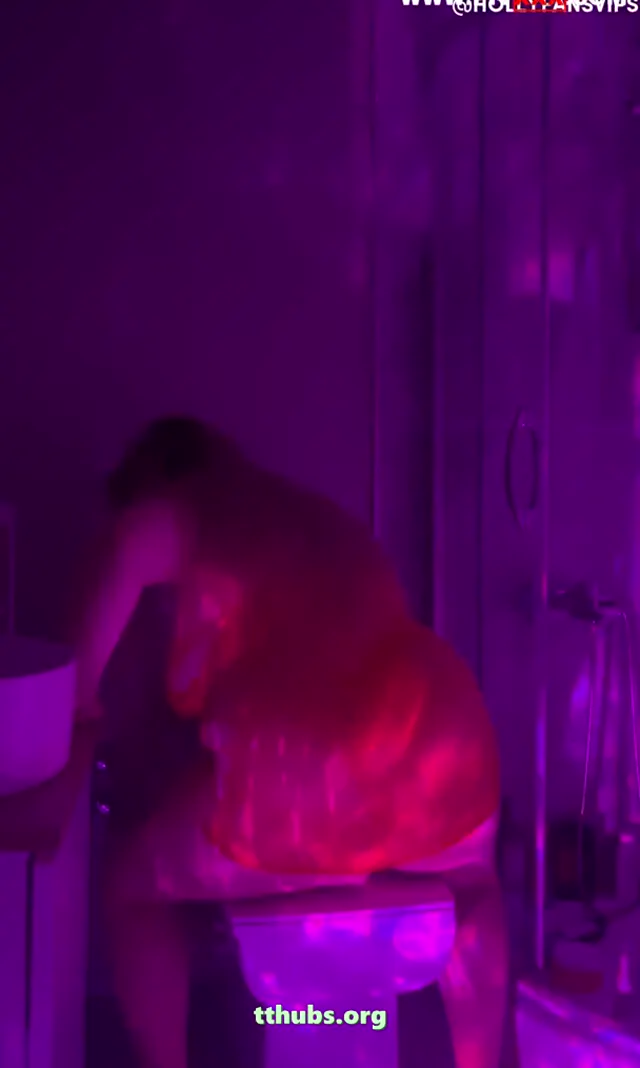 Zeynep maviş tg tuvalette amını açıp parmaklıyor - Porno Video — Türk ifşa · sahne 1