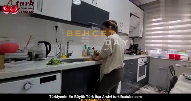 Zeynep Tumbekin Ciplak Kardesi Katilimcisi 10 Youtuber Videoyu Gosteriyor — Türk ifşa · sahne 2