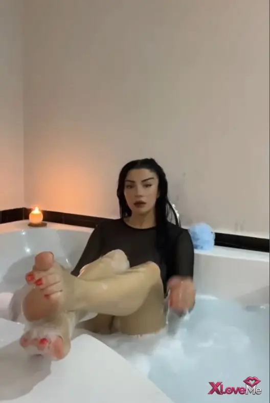 Bedava Porno — Berfe Ece Talin ifşa Jakuziyi ayarlayıp içine elbiseyle girdi — Berfe Ece Talin