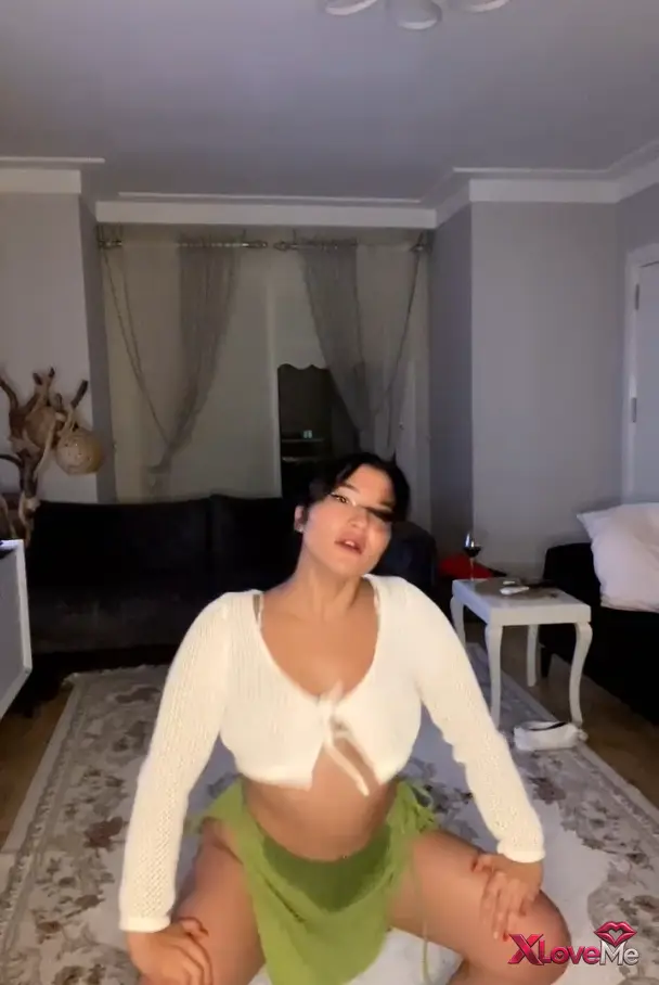 Canlı Yayınlar — Burcu Yıldız ifşa Estetikli koca memeleriyle yayında — Burcu Yıldız