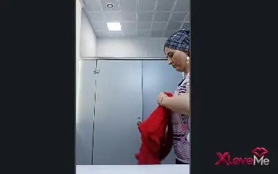 Reklamsız Porno — Çalıştığı yerin tuvaletinde soyunan Türbanlı olgun
