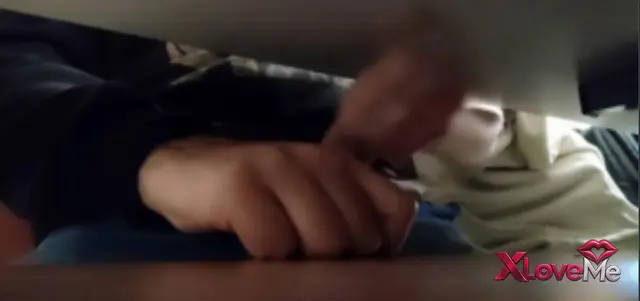 Bedava Porno — Ders çalışırken masanın altından arkadaşına 31 çekip boşalttı