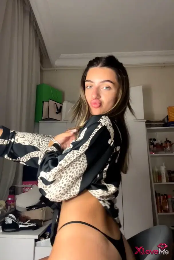 Para Karşılığı Porno — Elanur AYan ifşa Sütyensiz bikinili yayın seyret — Elanur Ayan