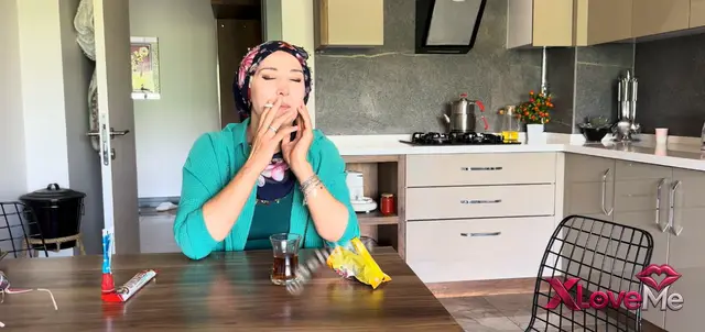 Fatma ile Her telden ifşa Sigarasını tüttürüp devam etti — Fatma ile Her Telden