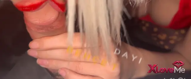 Olgun Porno — HD Sakso Neslihan Güneş kırmızı rujlu dudaklarıyla emcükledi — Neslihan Güneş