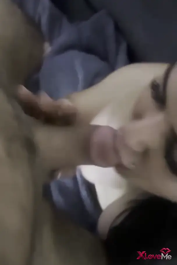 Kısa Porno — Milf Sakso Buse Este diz çöküp yarrağı ağzına aldı — Buse Este