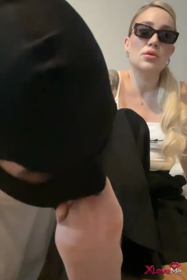İfşa Alemi — Mistress Merve ifşa Kölesi ayak parmaklarına muamele yaptı — Mistress Merve