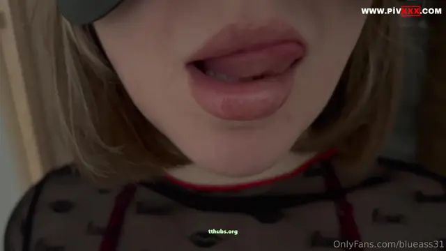 Onu azdırmak için önce kucağına oturdum ve ayaklarımla footjob yaptım – Lina Mavi