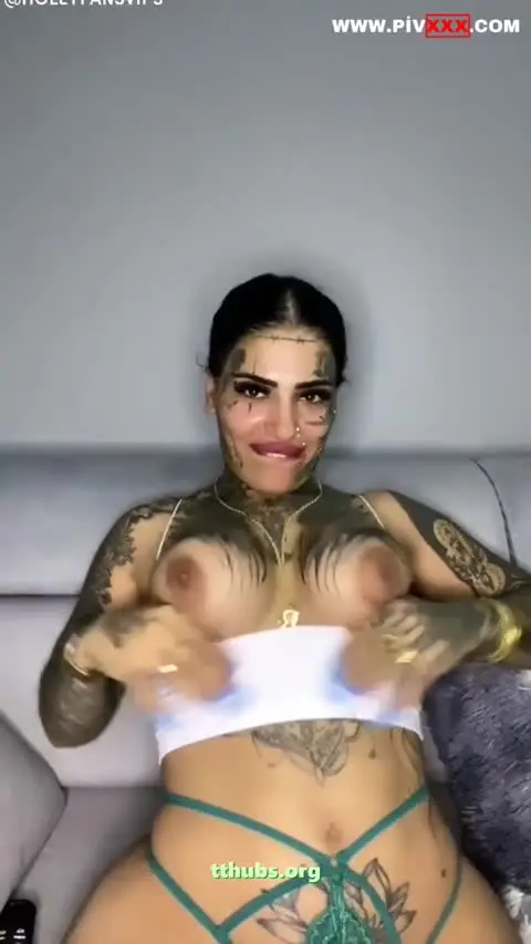 Raperin yılmaz dövmeli memelerini sıkıp amını parmaklıyor - Porno Video — Raperin Yılmaz