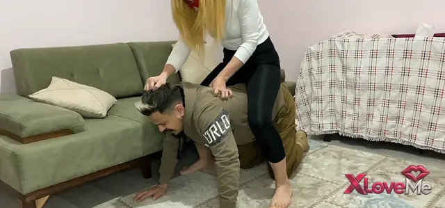 Ayak Fetiş Porno — Sahibe kadın köle kocasının sırtına bindi — Keyifhane