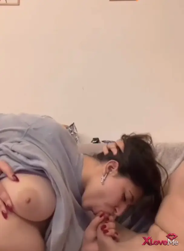 Kısa Porno — Şişman Porno Ateşli Melike dalgayı ağzına aldı
