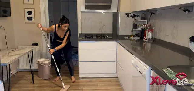 Köylü Porno — Talya Burcu ifşa Sexy hatun mutfağı süpürdü — Talya Burcu