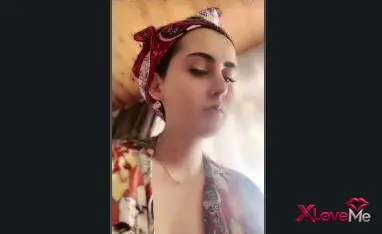 Reklamsız Porno — Tango Türbanlı tüm mahremiyetini sergiliyor