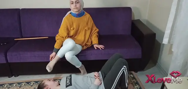 Ayak Fetiş Porno — Türbanlı Mistress köle kıza neler yaptı neler — Keyifhane