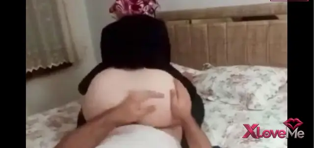 Türbanlı İfşa — Türbanlı olgun porno Ev hanımı kucakta