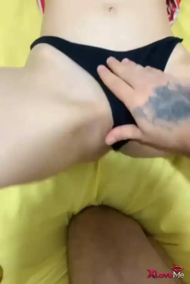 Reklamsız Porno — Üniversiteli ifşa Gizem sikiş öncesi amcığını ıslattırdı