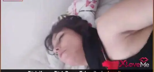 Olgun Porno — Yalayıp sertleştirdiği yarrağı yerken hali
