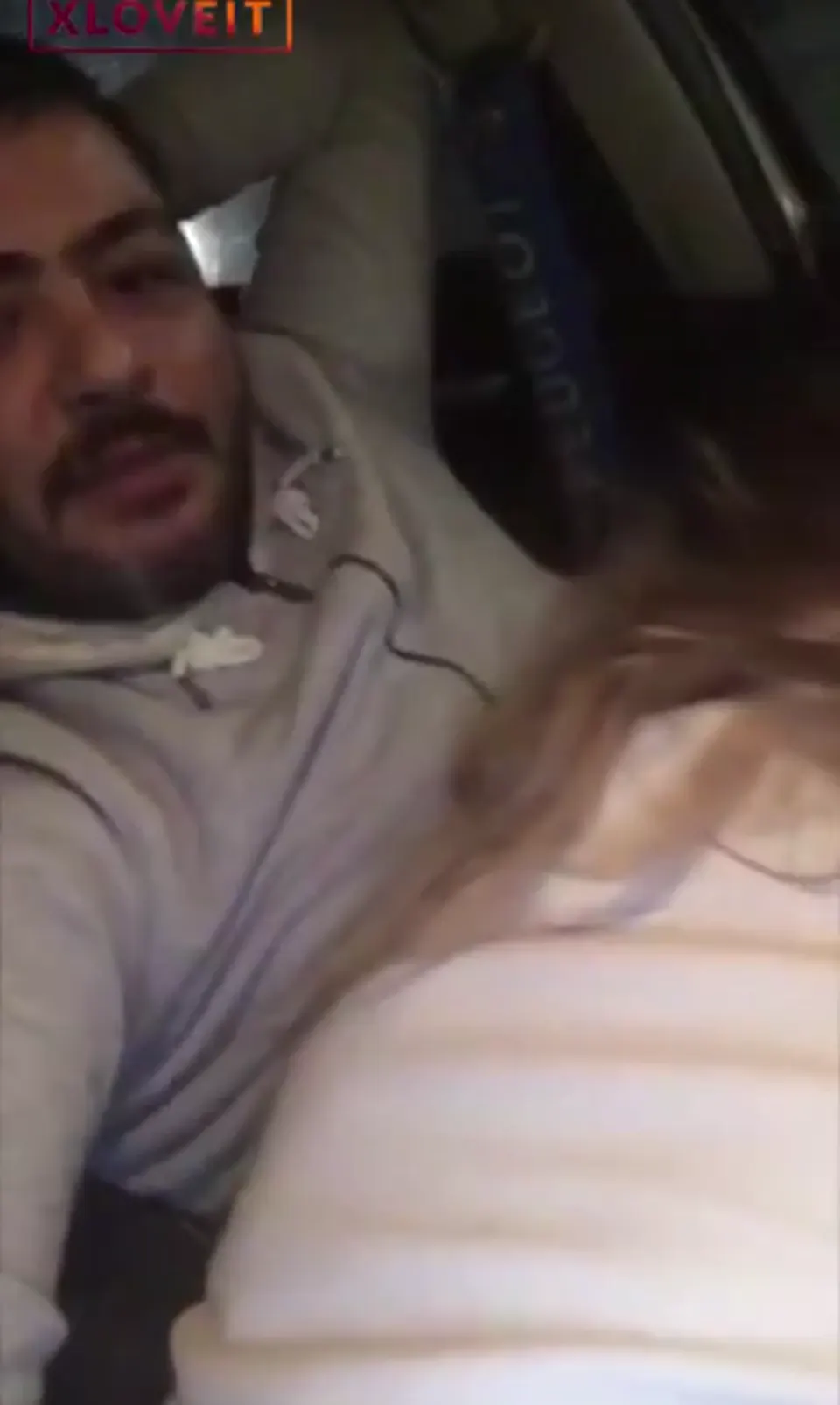 Baldızını arabada götürüyor — Amatör Porno