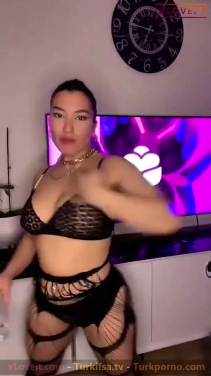 Burcu Yıldız ifşa Sexy elbisesiyle twerk show yaptı — Burcu Yıldız — Canlı Yayınlar