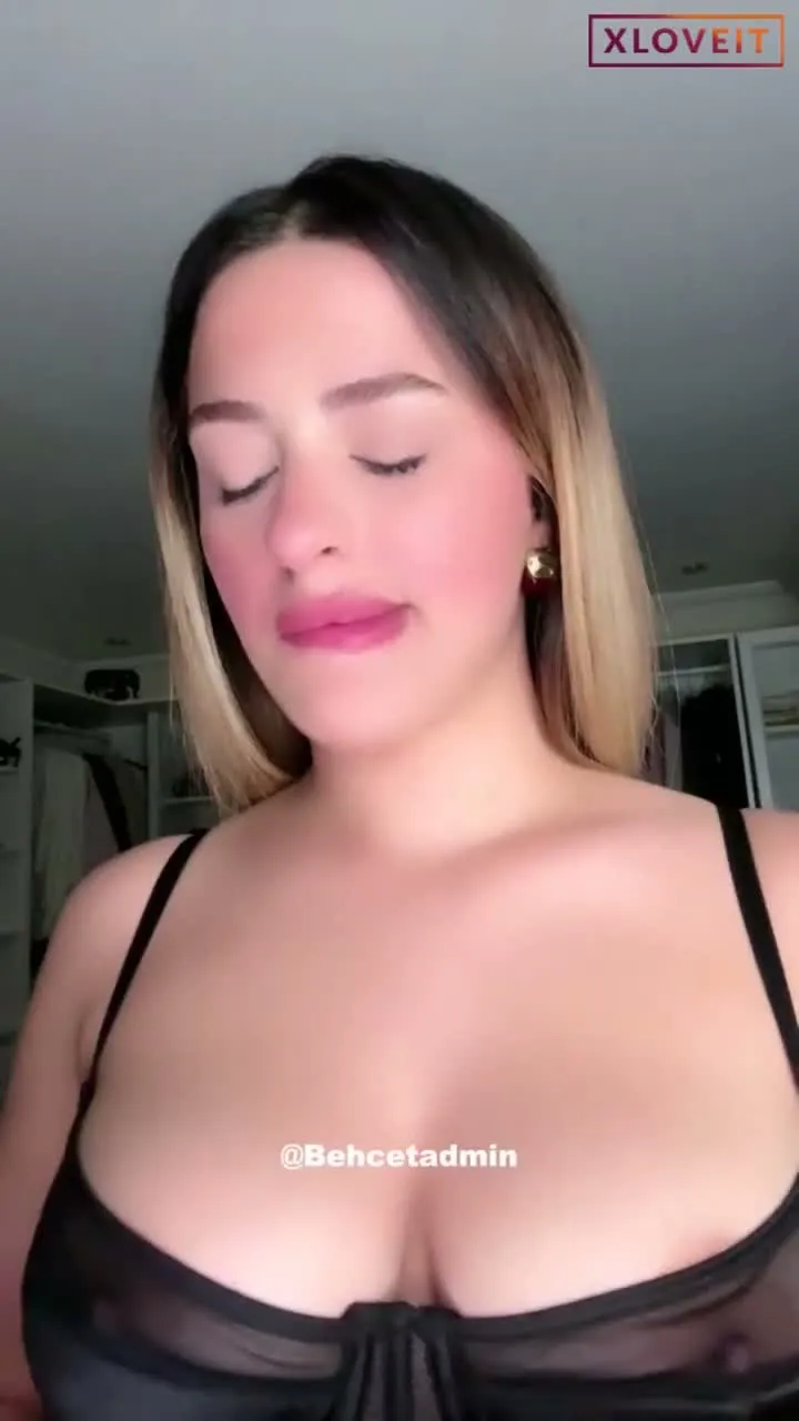 Büyük Meme ifşa Balım EFSANE memelerini gösterdi — Canlı Yayınlar