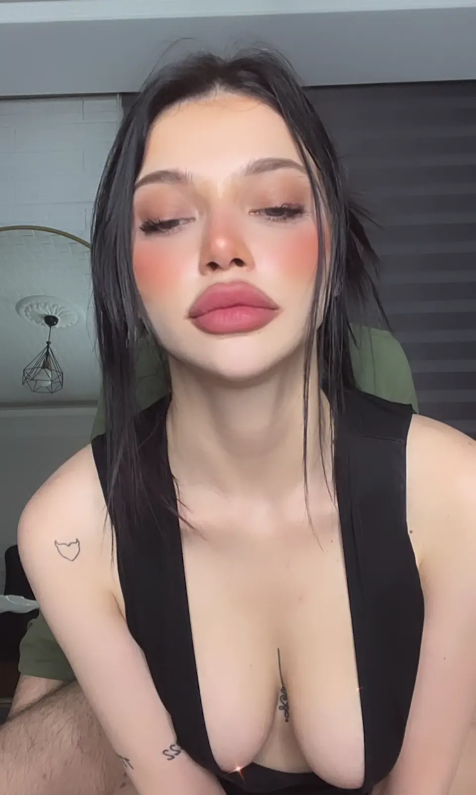 Cerhawk Porno Sandalyedeki manitanın sikine oturdu — Cerhawk — Mobil Porno