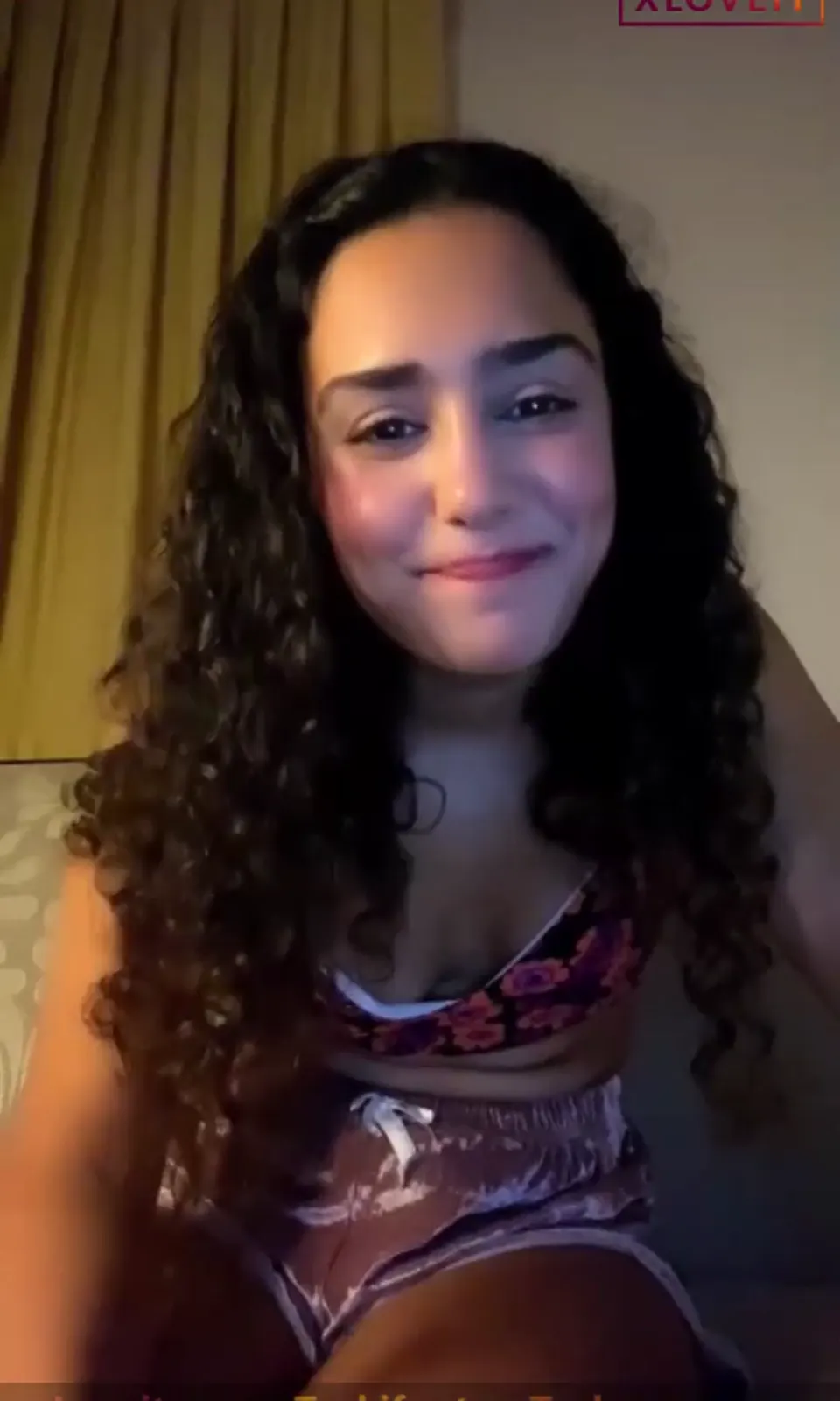 Curly ifşa Güzel götlü kızın yayını — Curly — Canlı Yayınlar