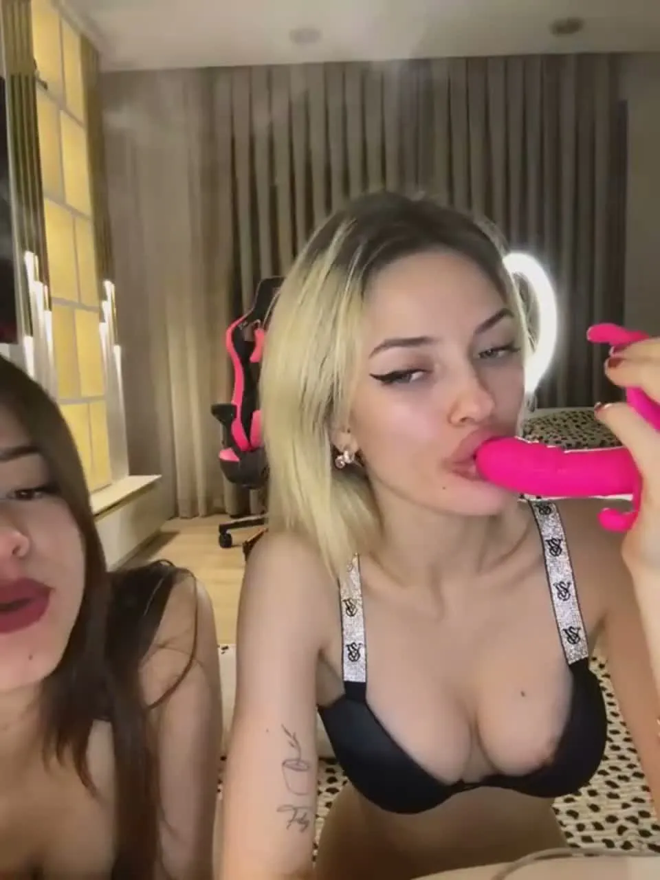 Hande Arden ifşa Yanındakine kalça tokatlattı — Tango Arden — Canlı Yayınlar