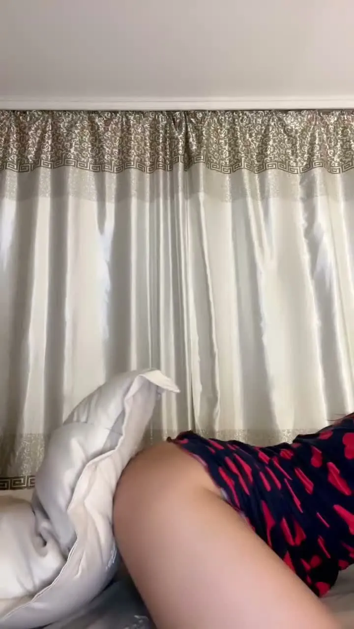 Jasmine ifşa Seksi hatun geceliğiyle yastığa kerkindi — Tango Jasmine — Canlı Yayınlar