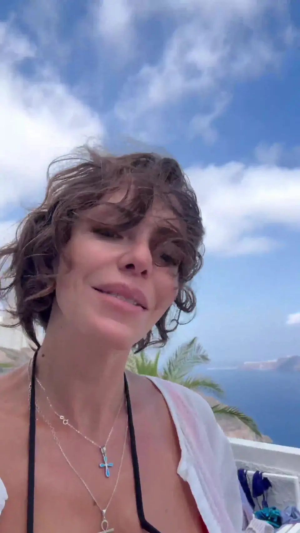 Karolin Fisekci Patreon Ifsa Santorini Beyaz Bikini Dikey — Karolin Fişekçi — Türk ifşa