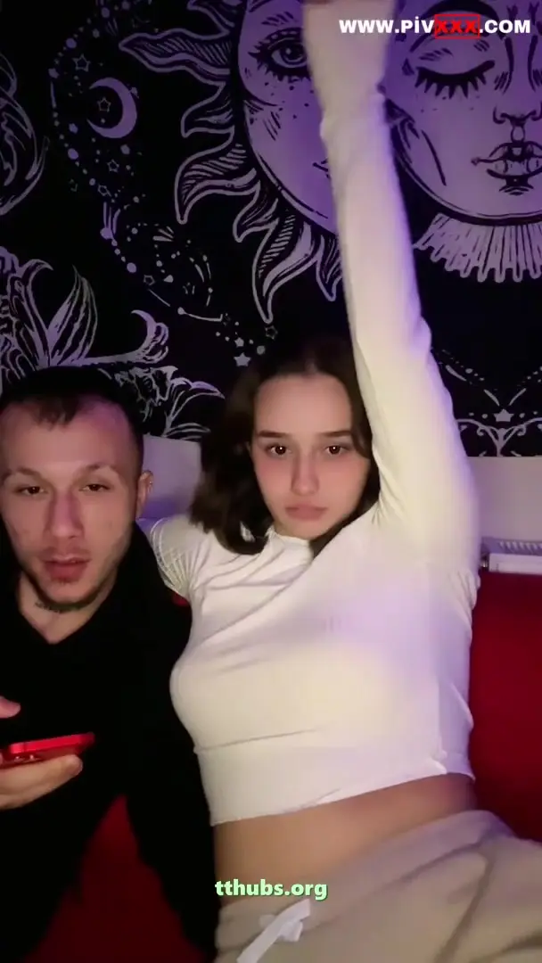 Naz elbir sevgilisiyle öpüşürken kameraya bakıyor - Porno Video — Naz Elbir — Türk ifşa
