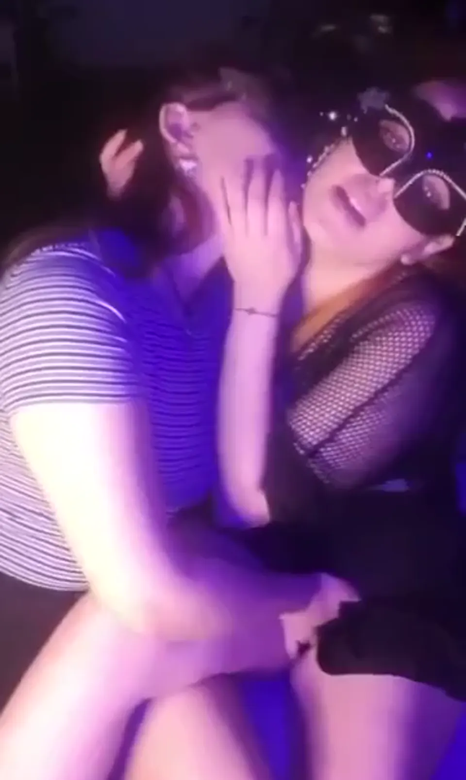 Olgun Lezbiyenler maske takıp seviştiler — Amatör Porno
