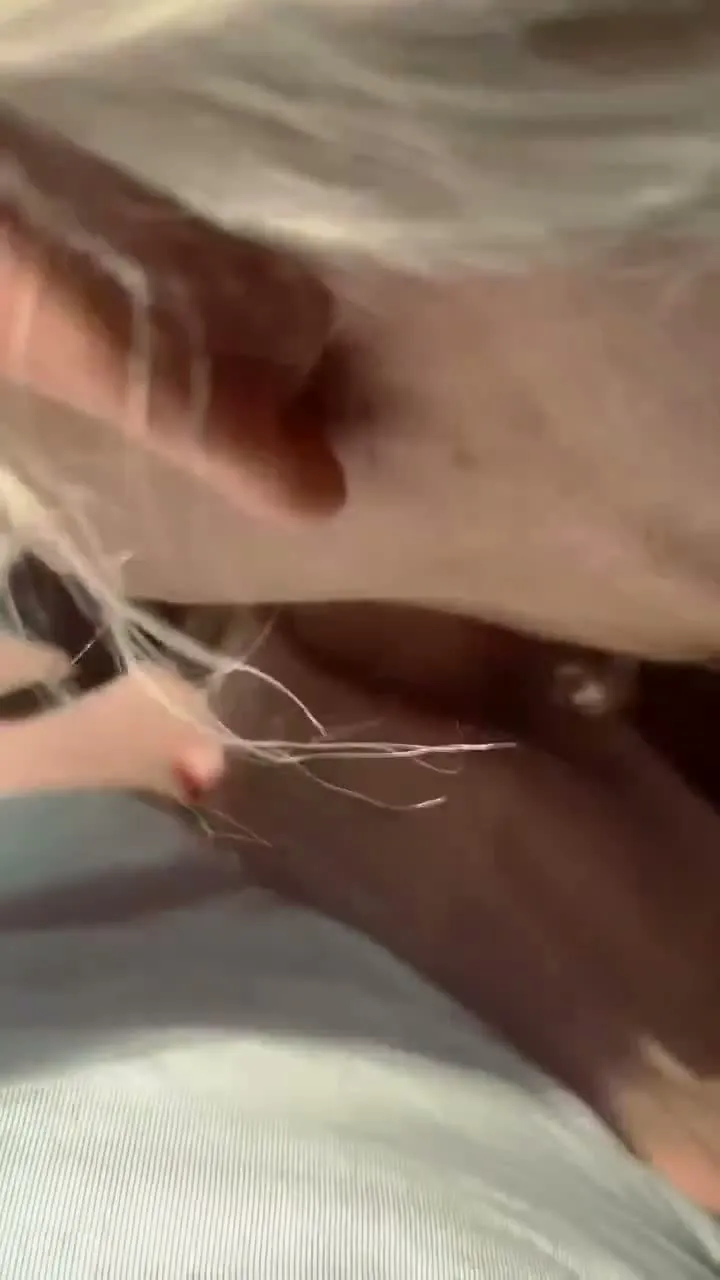 Sarışın Mercedes arabada yarrağı sömürdü — Amatör Porno