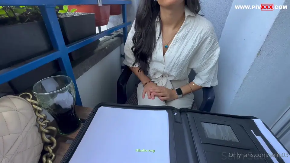 Selin Sudegül balkonda defterle başlayıp ateşli saksoya geçiyor - Porno Video — Selin Sudegül — Türk ifşa