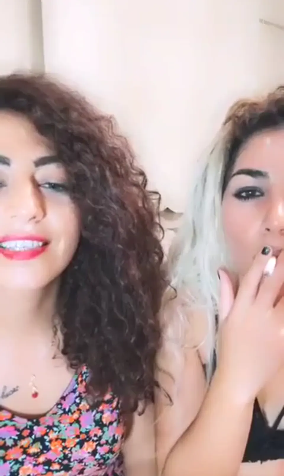 Tango Aslı ifşa Kıvırcık lezbiyen iş başında — Tango Aslı — Canlı Yayınlar